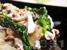 Рецепта Пиле яхния с гъби печурки, картофи, лук, спанак, течна сметана и бяло вино в тенджера